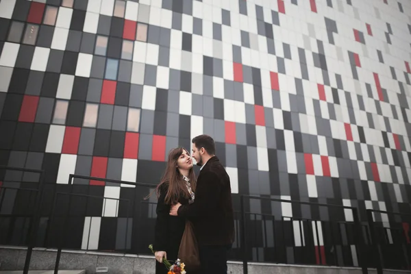 モダンなガラスの建物の近くのポーズ エレガントな美しいカップル — ストック写真