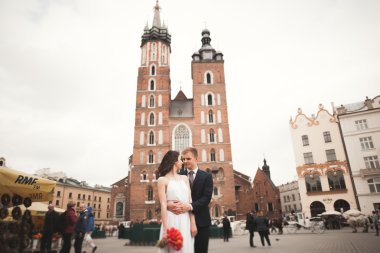 Krakow ana meydanında yürüme zarif güzel düğün çifti