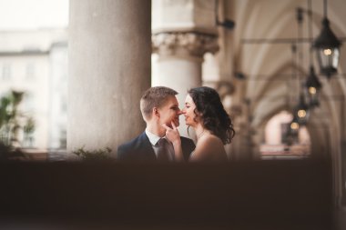 Çift, düğün, gülümseyen ve öpüşme kafede oturan kız