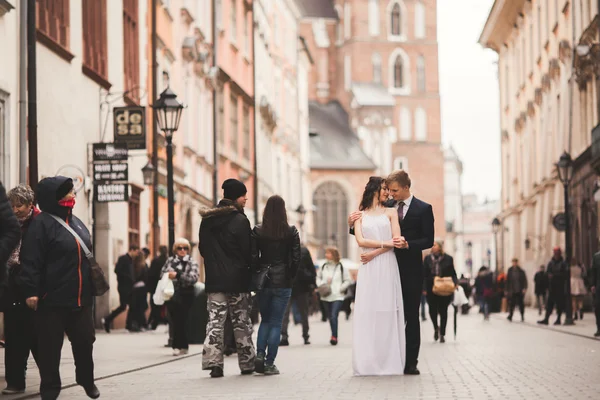 豪華な結婚式、花嫁、新郎のキスと群衆の中に立っているを抱き締める — ストック写真