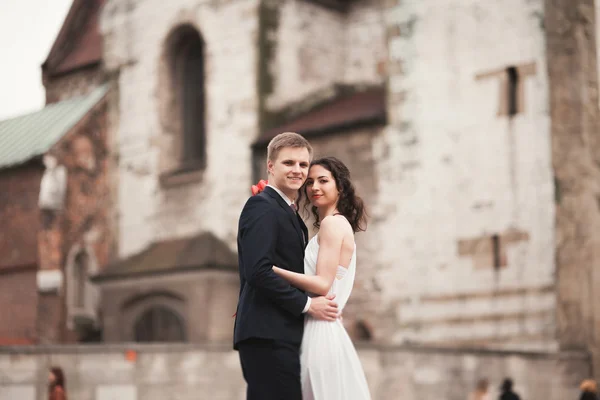 Noiva e noivo no fundo da bela igreja. Lindo edifício antigo. Arco. Casamento — Fotografia de Stock