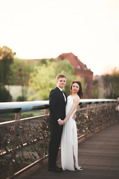 Hermosa pareja de novios posando en un puente en Cracovia — Foto de Stock