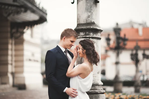Красива весільна пара, наречена, поцілунки і обійми на тлі театру — стокове фото