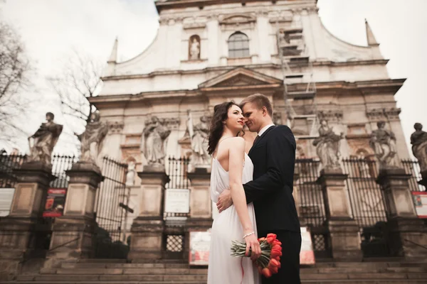 Gelin ve damat güzel kilise arka plan üzerinde. Güzel eski bina. Arch. düğün — Stok fotoğraf