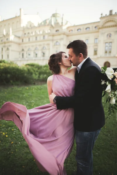 結婚式。カップル。クラクフ。ピンクのドレスと新郎の劇場の背景にポーズの花嫁 — ストック写真
