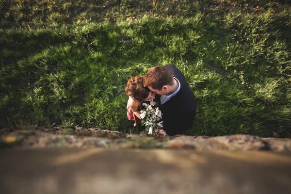 Casal de casamento bonito, menina, homem beijando e fotografado de cima — Fotografia de Stock