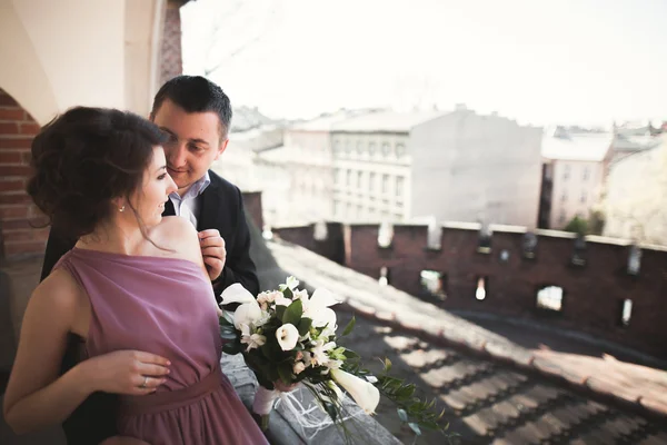 Braut und Bräutigam in der Altstadt - Hochzeitspaar — Stockfoto