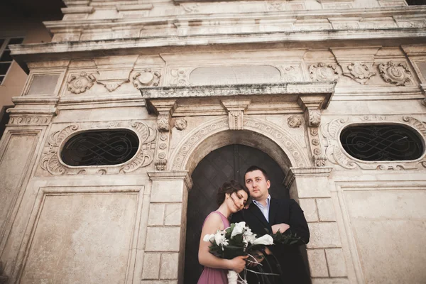 Κομψό και όμορφο γάμο ζευγάρι ποζάρει κοντά στην εκκλησία. Κρακοβία — Φωτογραφία Αρχείου