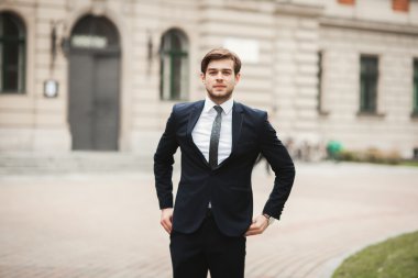 Genç şık işadamı ayarlama onun takım elbise, boyun kravat