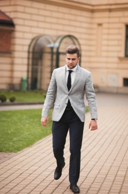 Açık havada yürüyüş ve uzağa arıyorsunuz şık işadamı