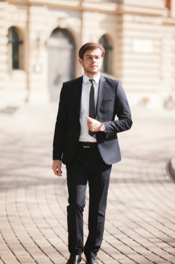 Açık havada yürüyüş ve uzağa arıyorsunuz şık işadamı