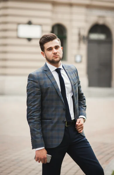 Bonito elegante jovem empresário posando retrato ao ar livre — Fotografia de Stock