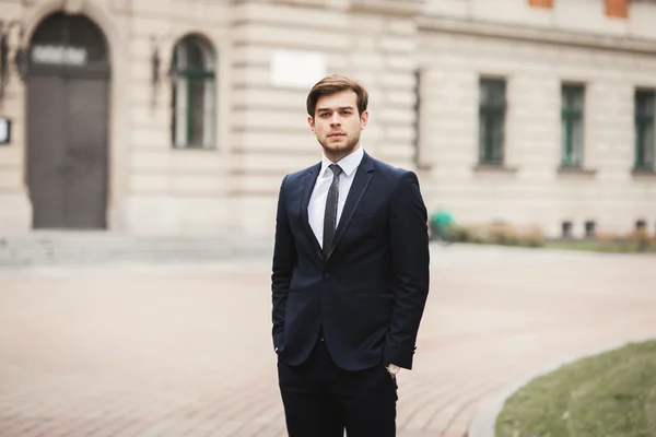 Guapo elegante joven empresario posando retrato al aire libre —  Fotos de Stock