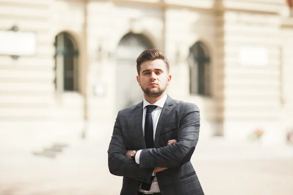 Guapo elegante joven empresario posando retrato al aire libre —  Fotos de Stock