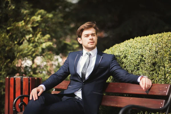 Guapo elegante joven empresario posando retrato al aire libre —  Fotos de Stock