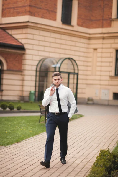 Homem de negócios elegante andando ao ar livre e olhando para longe — Fotografia de Stock