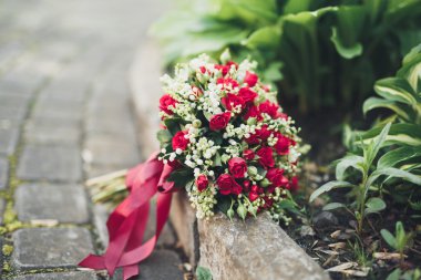 Güzel çiçek ve yeşillik buketi yeşil çimenlerin üzerinde olduğunu