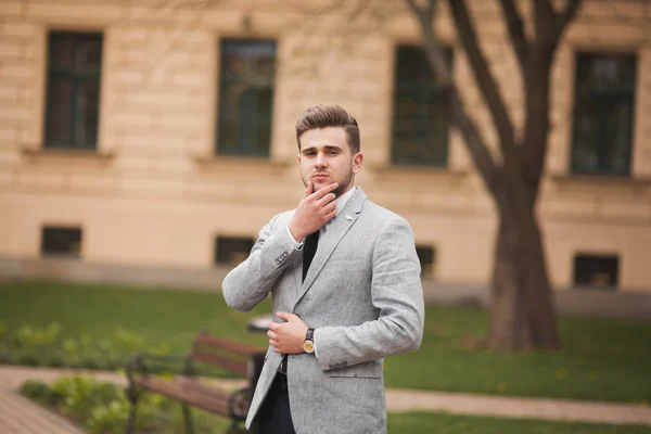 Bonito elegante jovem empresário posando retrato ao ar livre — Fotografia de Stock