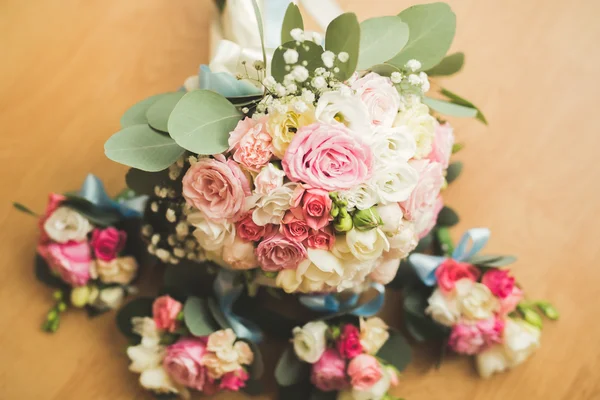 Hochzeit perfekter Brautstrauß aus verschiedenen Blumen — Stockfoto