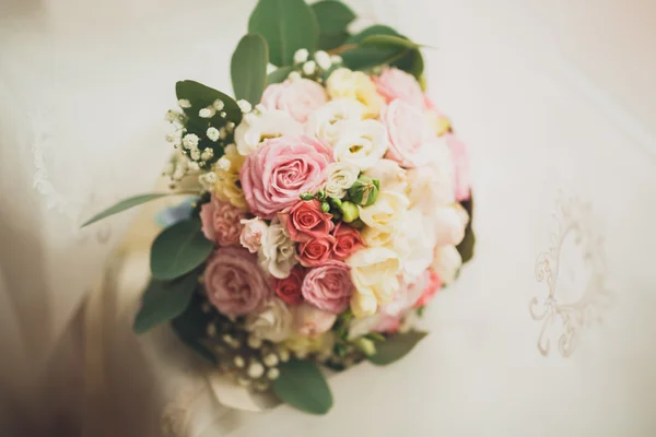 Casamento buquê nupcial perfeito de flores diferentes — Fotografia de Stock