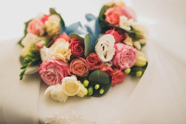 Τέλεια νυφική ανθοδέσμη γάμο των διαφορετικών λουλουδιών — Φωτογραφία Αρχείου