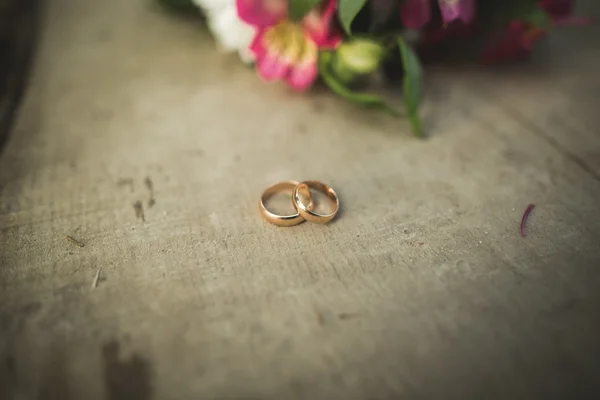 Ziemlich guter Hochzeitsstrauß aus verschiedenen Blumen mit Ringen — Stockfoto