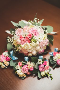 Farklı çiçeklerden oluşan lüks bir düğün buketi.