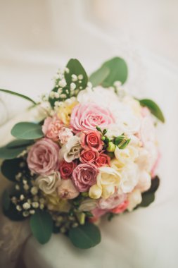 Farklı çiçeklerden oluşan lüks bir düğün buketi.
