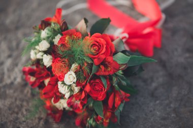 Farklı çiçeklerden oluşan lüks bir düğün buketi.