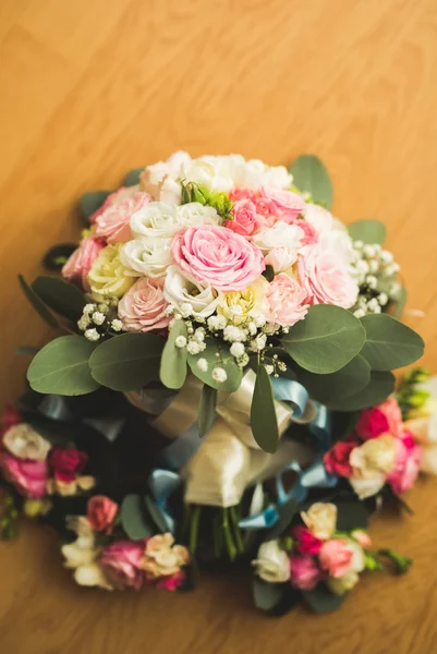 Maravilloso ramo de boda de lujo de diferentes flores —  Fotos de Stock