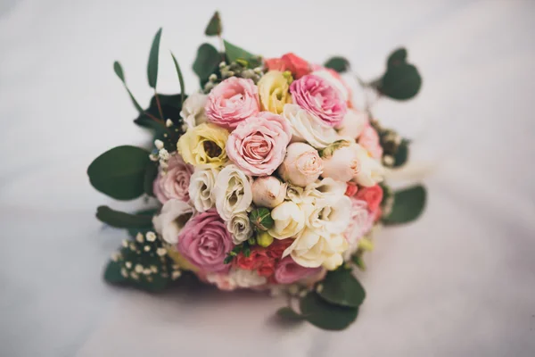 Maravilloso ramo de boda de lujo de diferentes flores —  Fotos de Stock