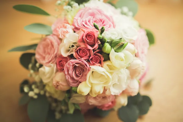Прекрасный роскошный свадебный букет из разных цветов — стоковое фото