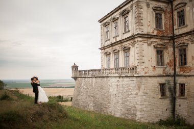 Mutlu düğün kaç sarılma ve öpüşme üzerinde arka plan eski kale