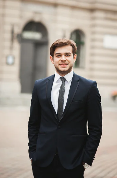 Bonito elegante jovem empresário posando retrato ao ar livre — Fotografia de Stock