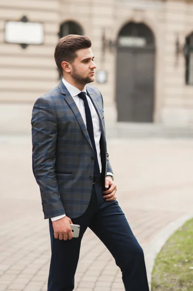 Guapo elegante joven empresario posando retrato al aire libre —  Fotos de Stock