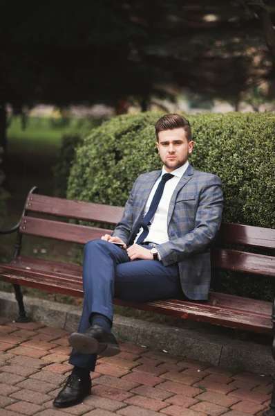Snygg snygg ung affärsman poserar porträtt utomhus — Stockfoto