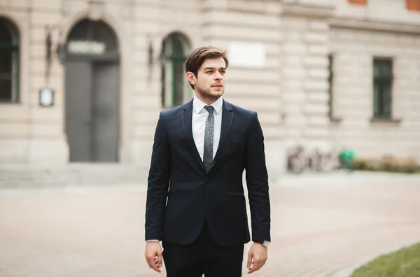 Guapo elegante joven empresario posando retrato al aire libre —  Fotos de Stock