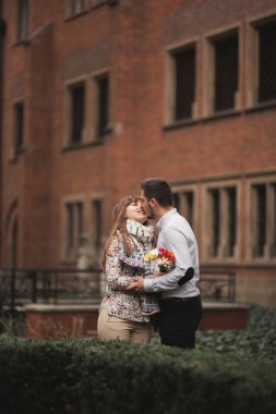 Sevgi dolu çift eski şehirde poz