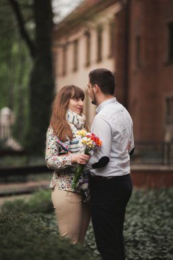 Sevgi dolu çift eski şehirde poz