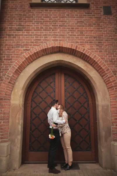 Pareja cariñosa posando en el casco antiguo —  Fotos de Stock