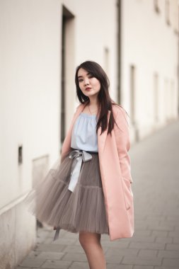 Modern elbise eski bir Krakow poz ile genç Asyalılar kız