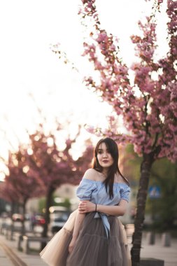 Modern elbise eski bir Krakow poz ile genç Asyalılar kız