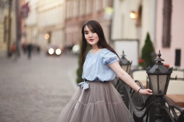 Modern elbise eski bir Krakow poz ile genç Asyalılar kız