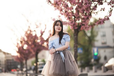 Modern elbise eski bir Krakow poz ile genç Asyalılar kız