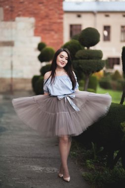 Modern elbise eski bir Krakow poz ile genç Asyalılar kız