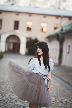 Modern elbise eski bir Krakow poz ile genç Asyalılar kız