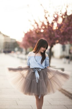 Modern elbise eski bir Krakow poz ile genç Asyalılar kız