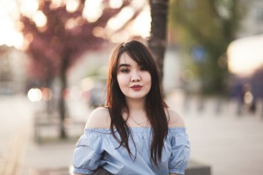 Modern elbise eski bir Krakow poz ile genç Asyalılar kız