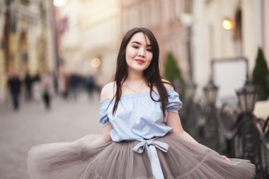 Modern elbise eski bir Krakow poz ile genç Asyalılar kız