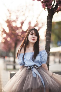 Modern elbise eski bir Krakow poz ile genç Asyalılar kız